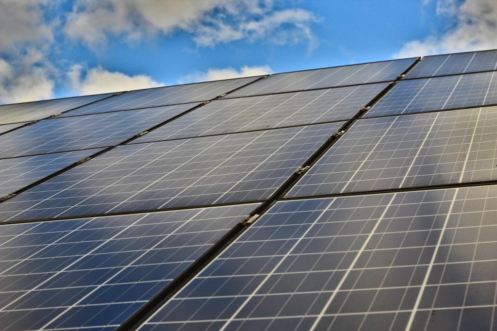 Como aumentar a eficiência energética da sua casa com painéis solares